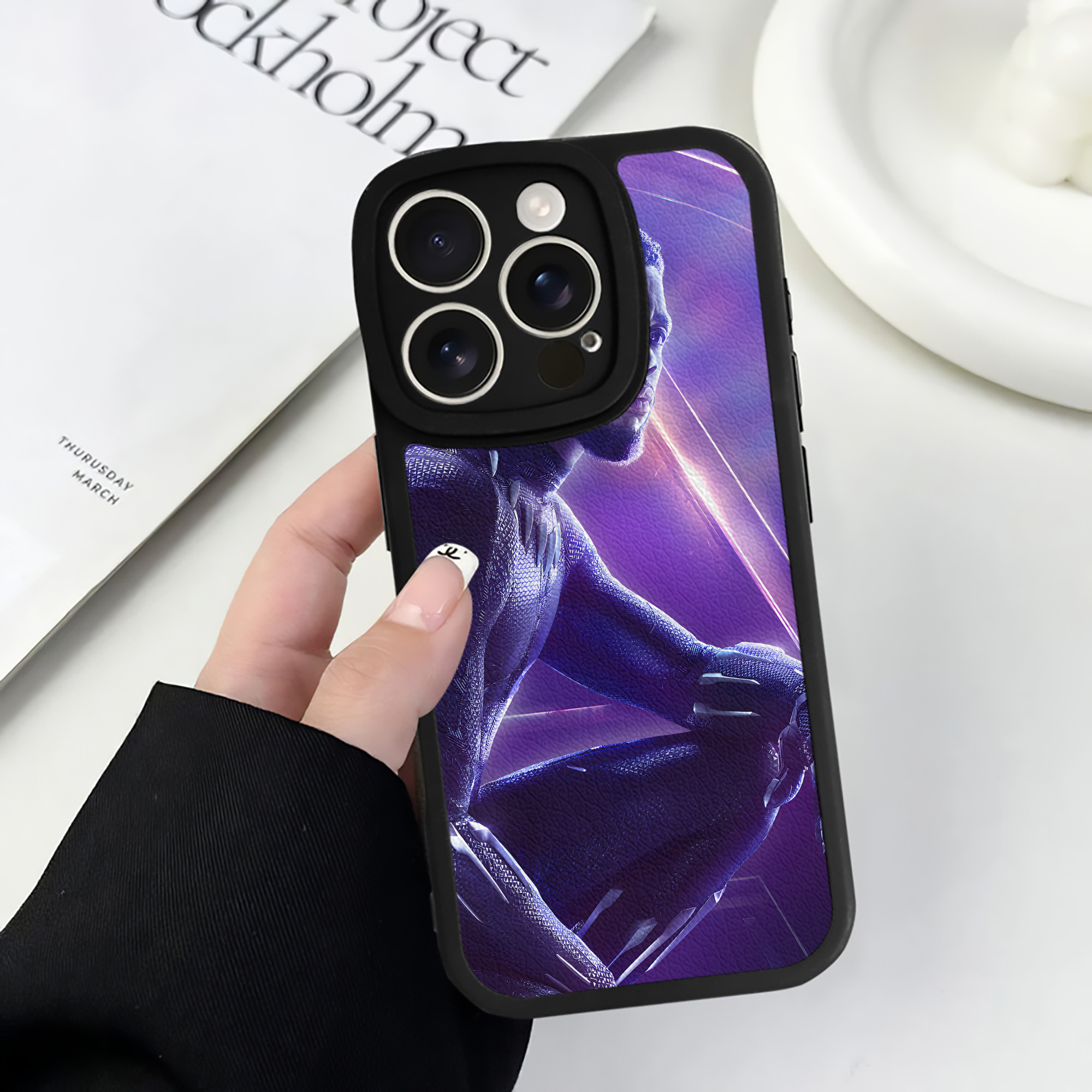 （画像用） アベンジャーズ The Avengers 【iPhone 16シリーズ対応】シリコンスマホケース（レザー調） 材質：シリコン